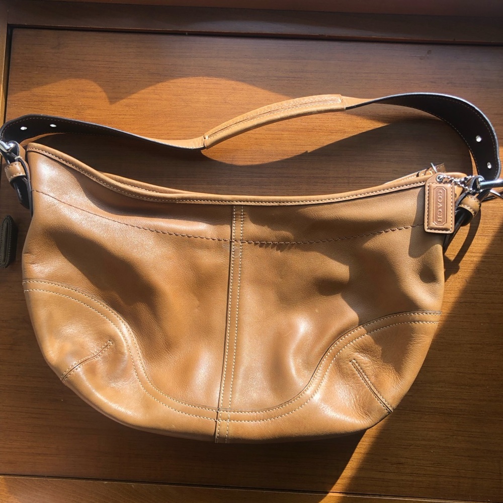 Beautiful tan leather vintage Coach shoulder bag